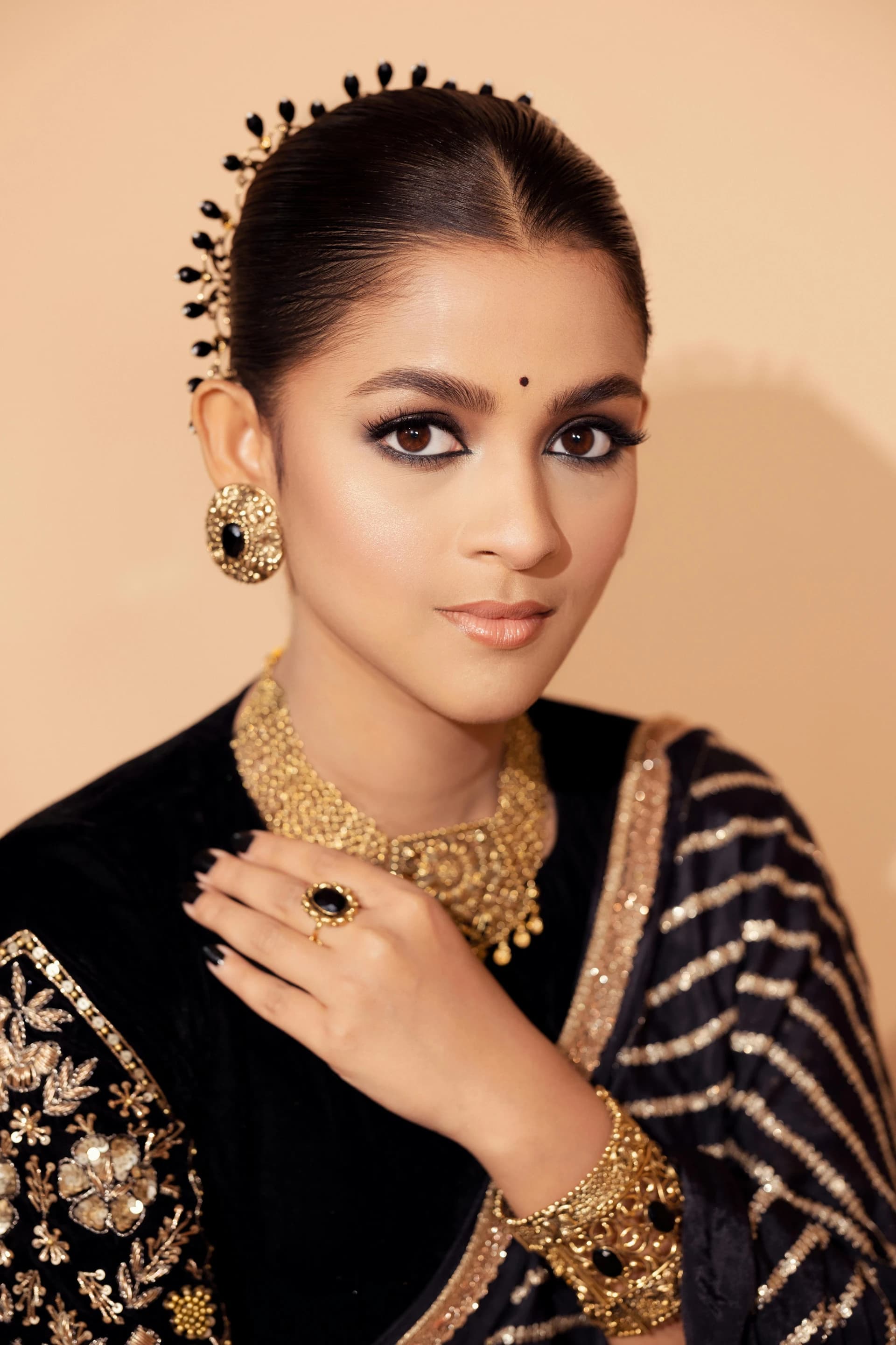 Bollywood Bridal Smoky Eye & Cheap Gold Jewelry Photography Hacks — Bollywood / Desi Glam tutorial on PoseAura