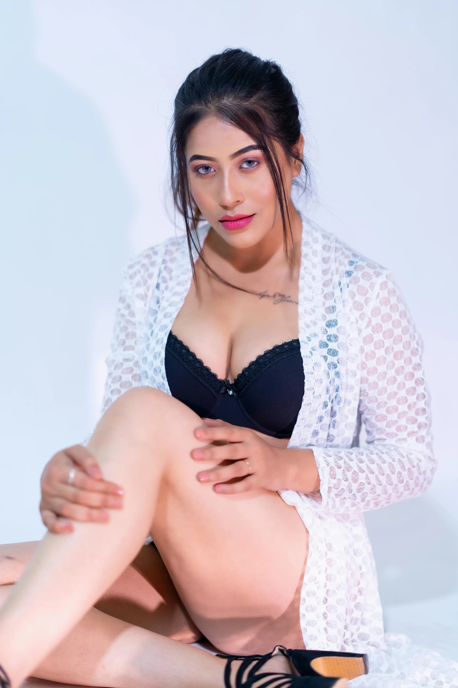 Can Curvy Women Wear Black Lace Bra + Sheer Robe for Boudoir Shoot — Lingerie & Intimates tutorial on PoseAura