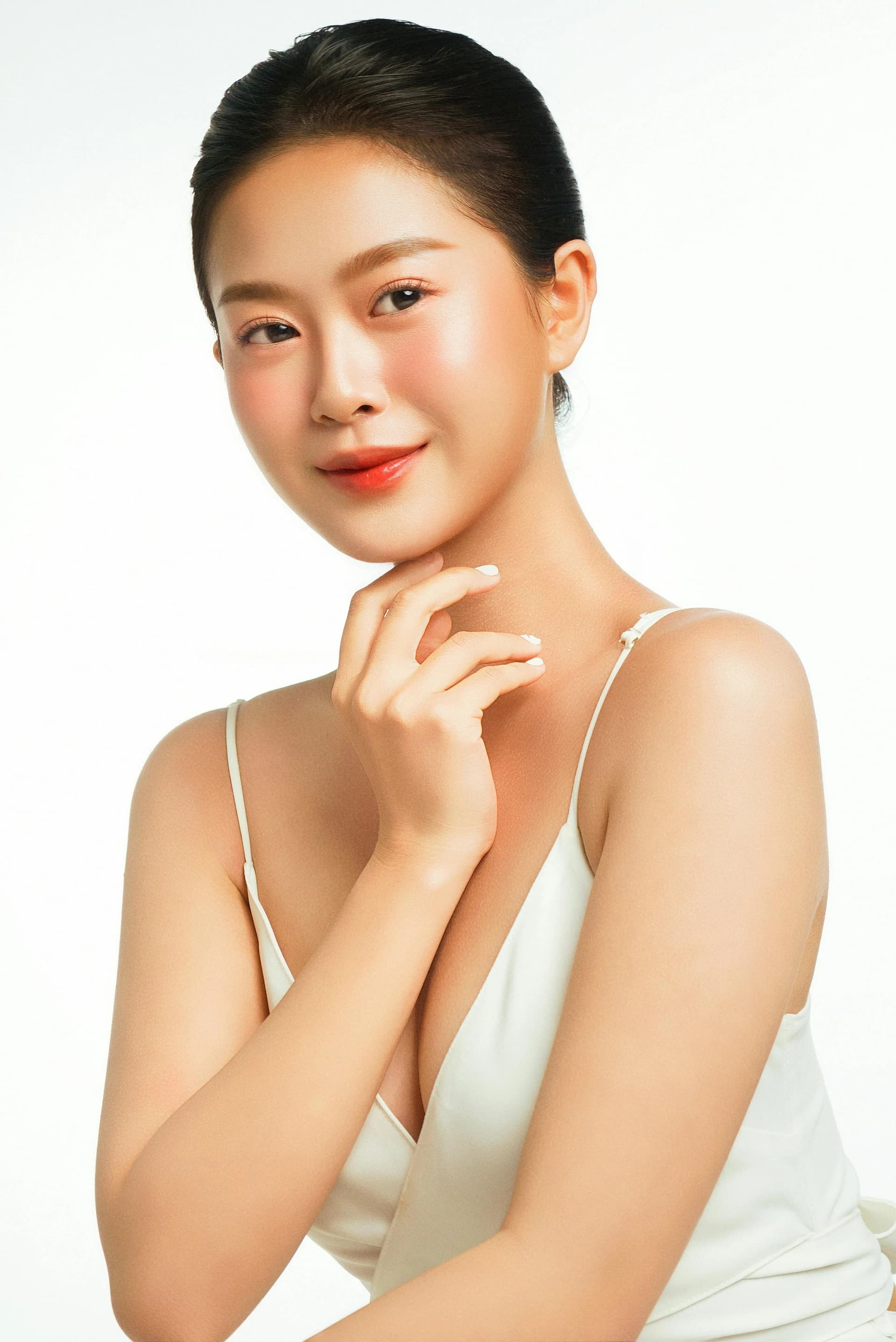 Glass Skin / Dewy Makeup fashion guide — featured look on PoseAura