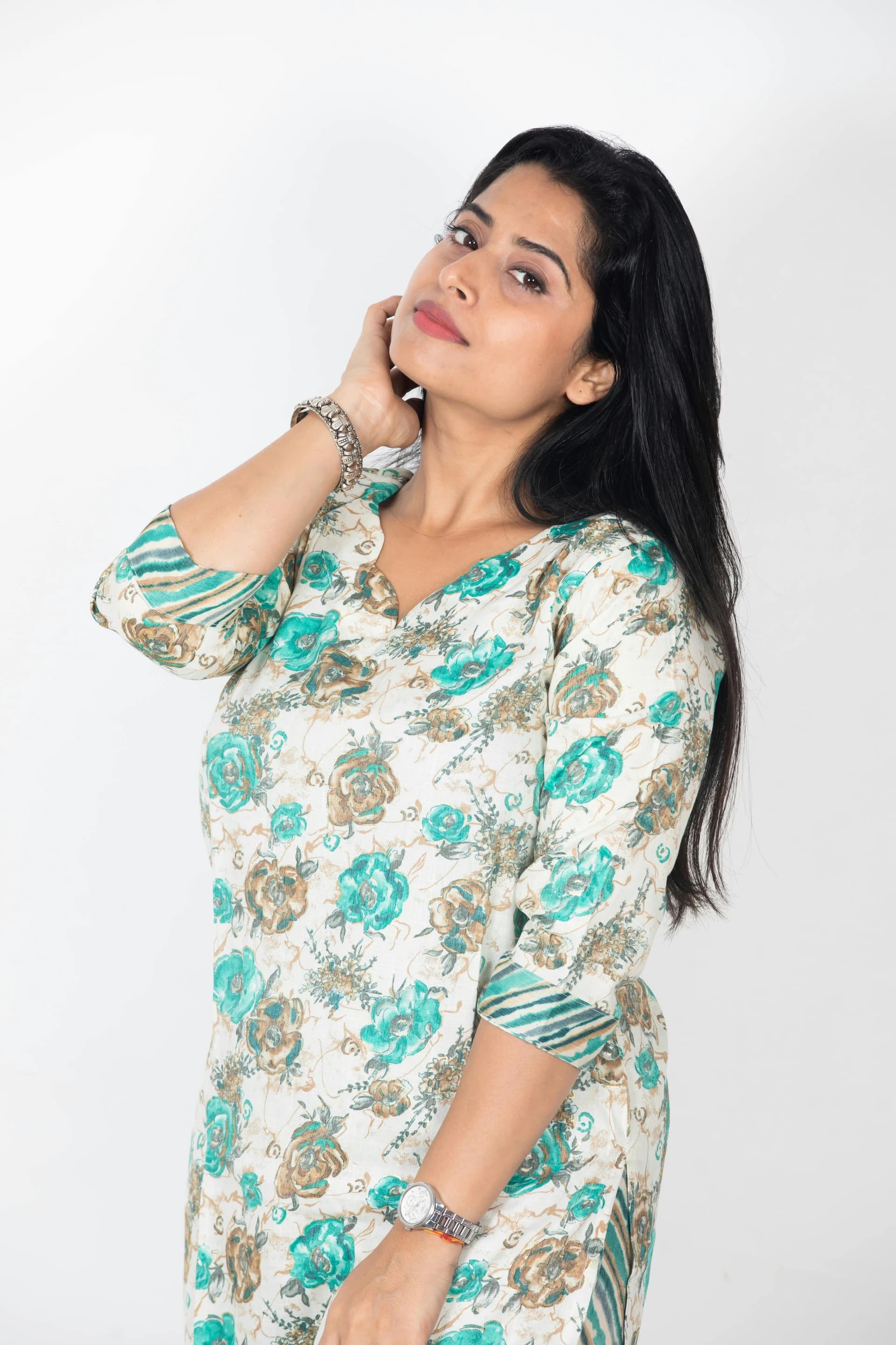 Turquoise Floral Shirt: Style Guide for All Body Types & Skin Tones