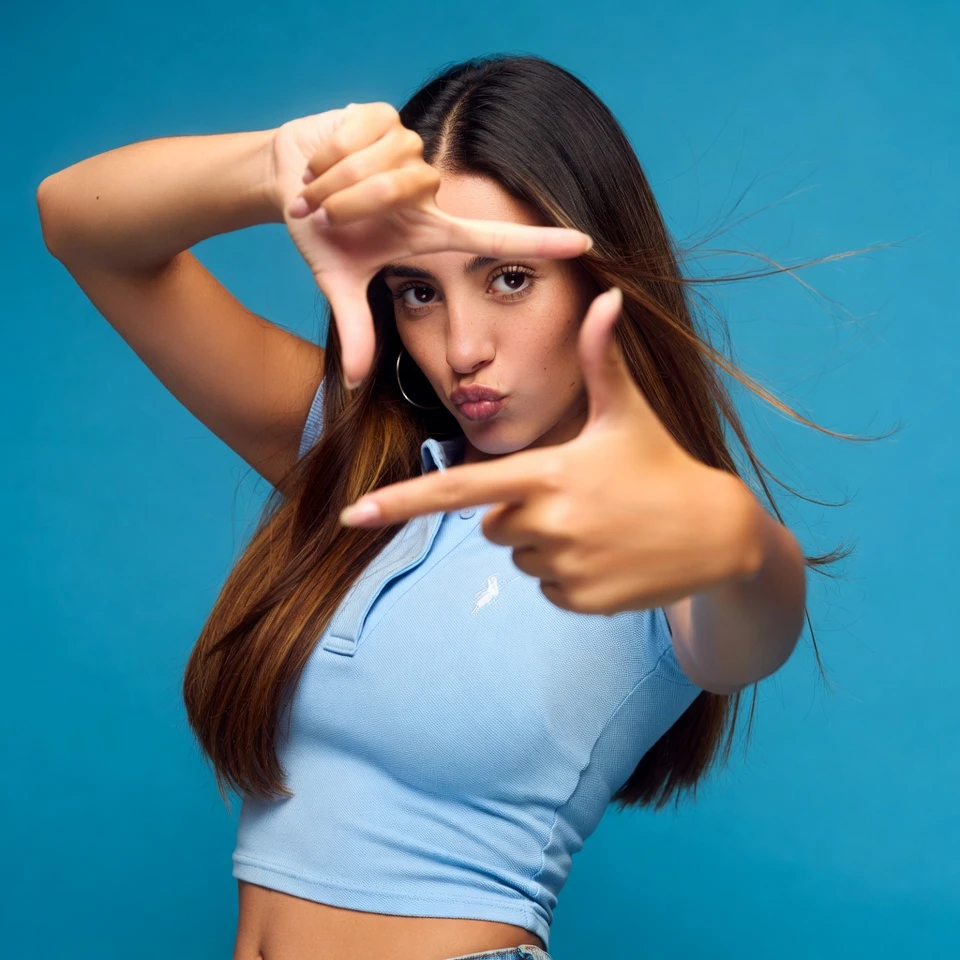 Recreate This Playful Finger-Frame Pout – 2026 Fun & Flirty Beauty