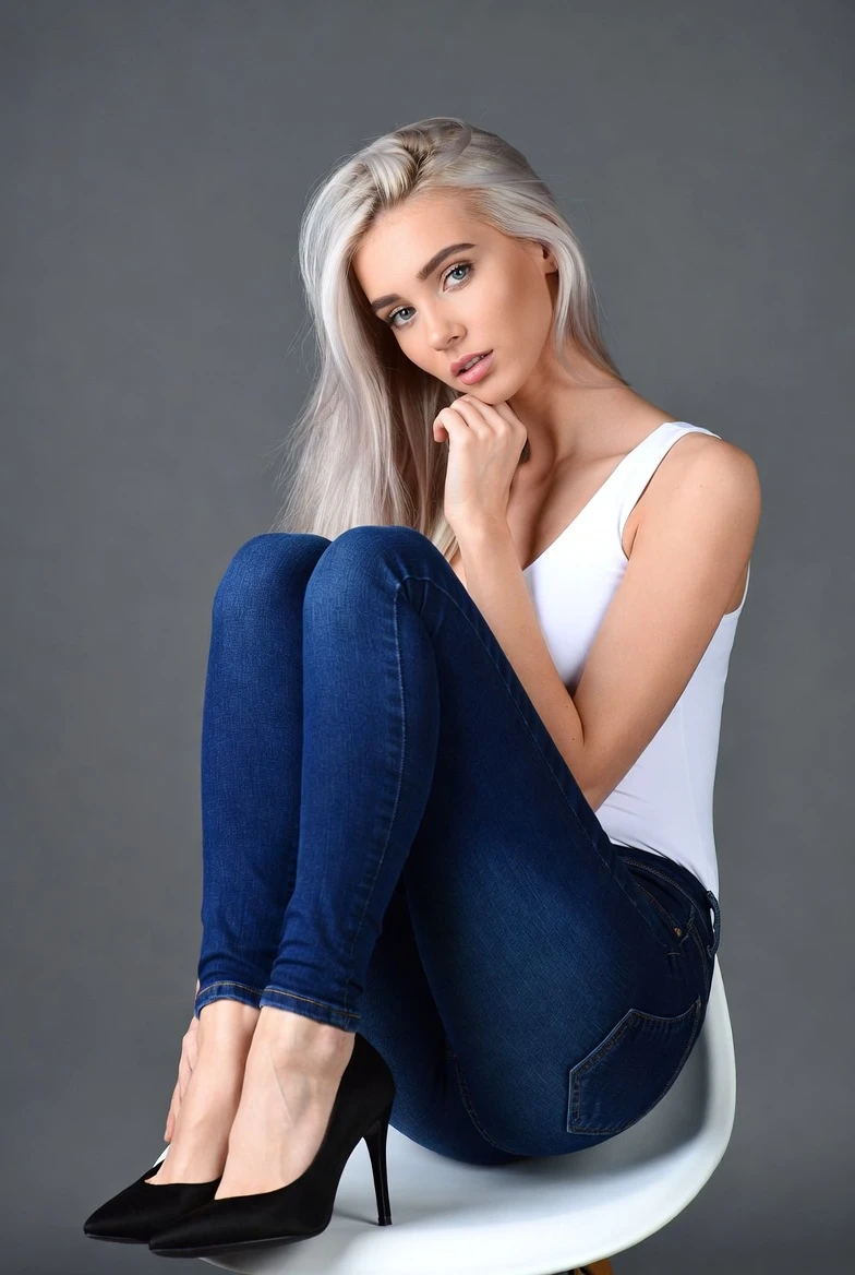 Recreate This Viral Blonde Bombshell Pose & Makeup – Full Step-by-Step